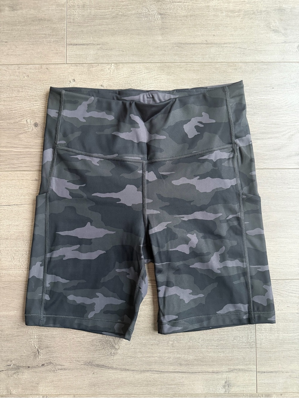 Athleta Ultimate Stash Pocket Camo 7” short - size medium